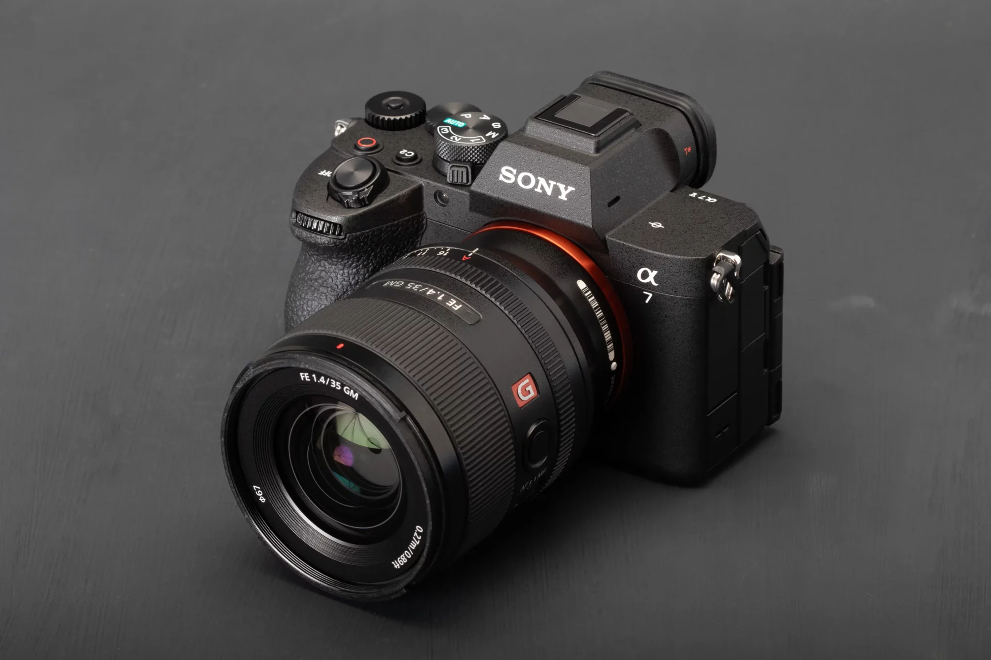 Sony α7 avec objectif G Master sur fond noir, vue 3/4