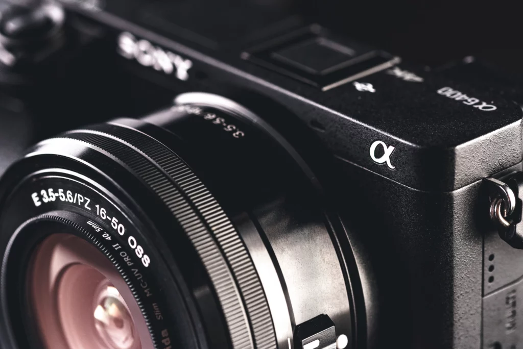 Gros plan sur l’objectif Sony et le logo α, détails de la monture et des bagues