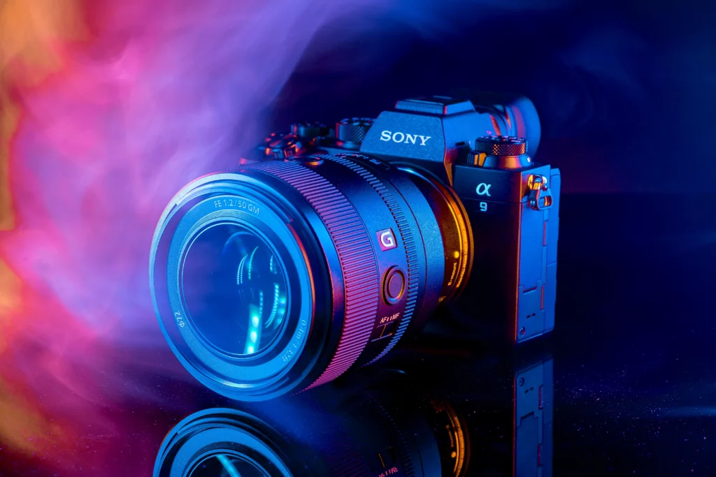 Sony α9 avec objectif G Master sous éclairage néon coloré