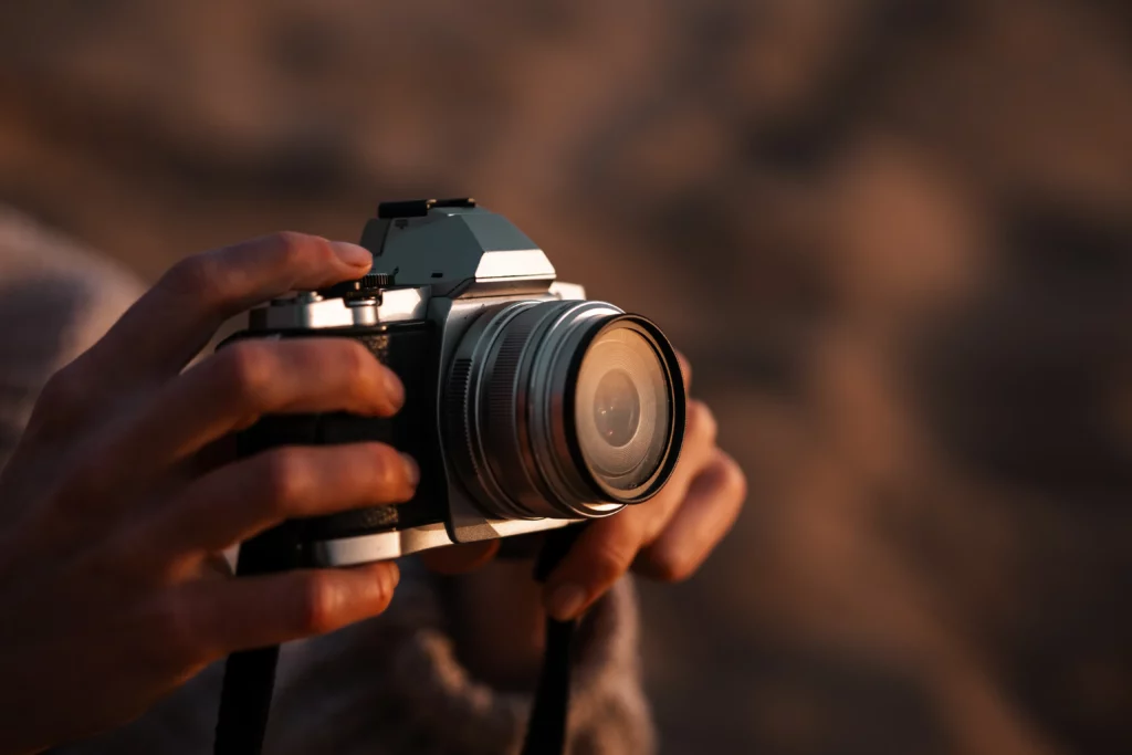 Appareil bridge zoom puissant objectif téléobjectif, photographie polyvalente aventure tout-terrain.