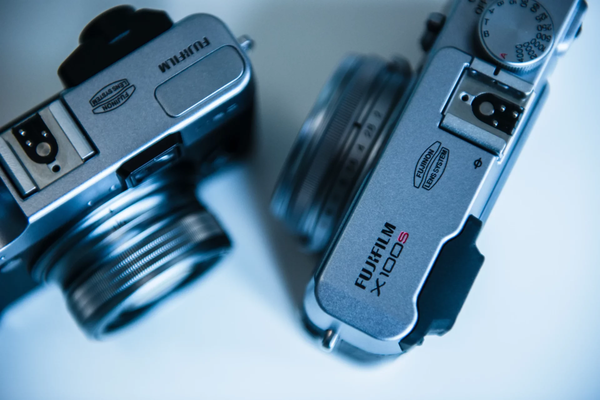 Fujifilm X100VI compact argenté objectif fixe, appareil photo street photography portable émouvant.