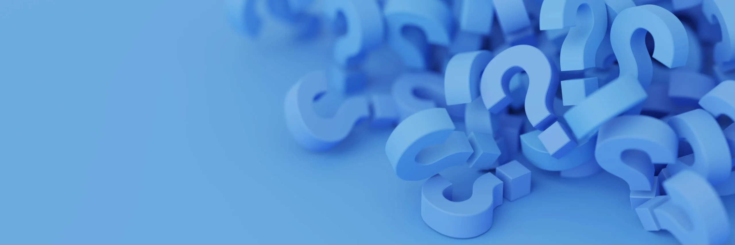 Tas questions bleues empilées fond bleu clair, image FAQ interrogations réponses photographie créative.