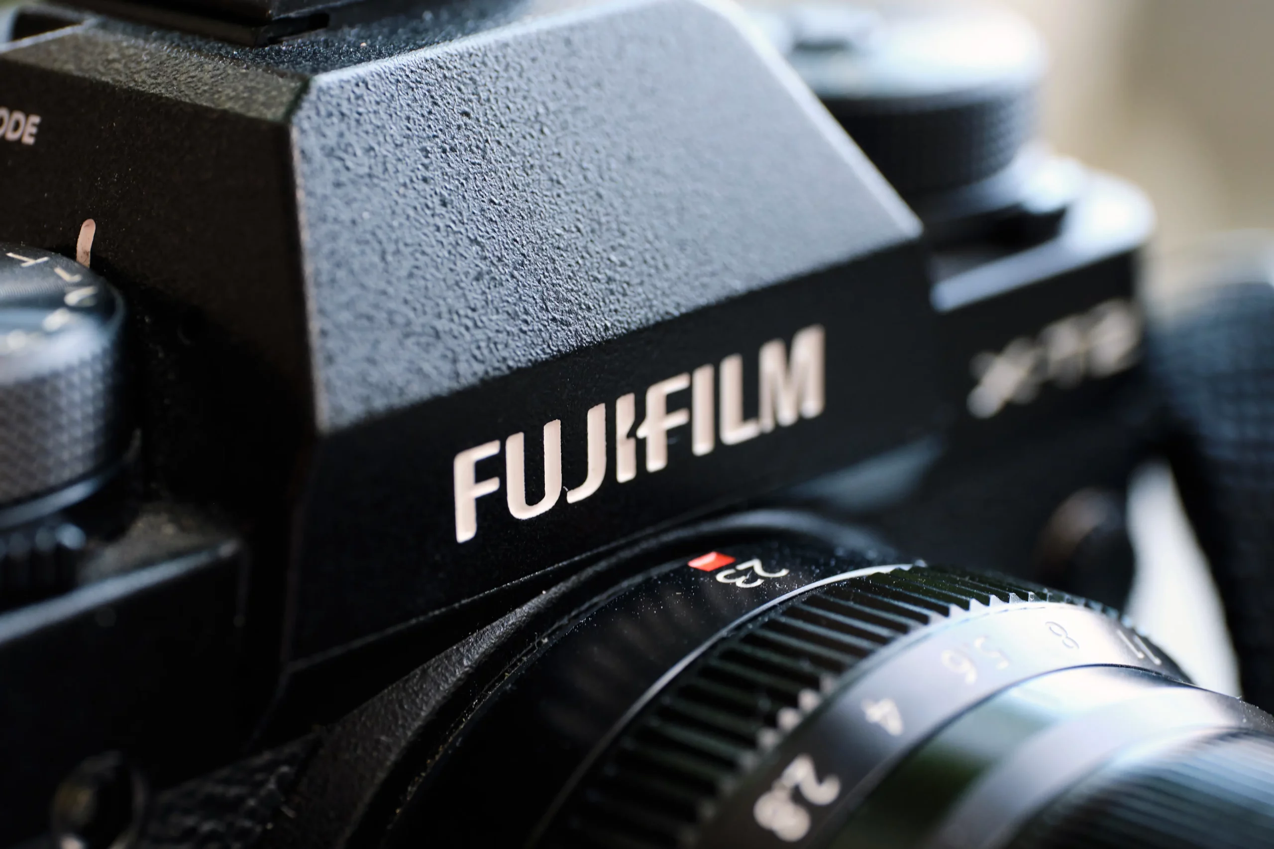 Fujifilm X-T5 boîtier noir logo Fuji molettes rétro, appareil photo hybride style vintage moderne.