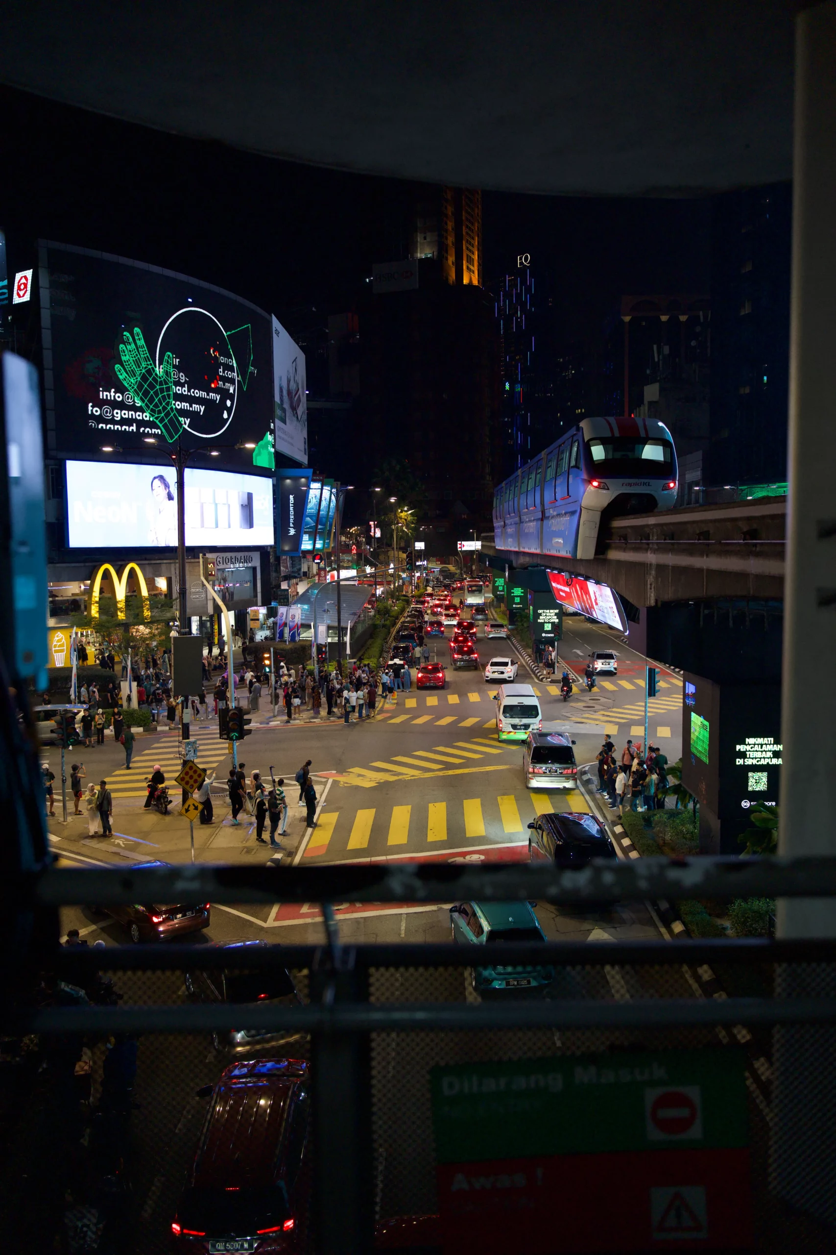 Kuala Lumpur nuit skyline train monorail trafic néons McDo, photographie urbaine nocturne vibrante Asie.