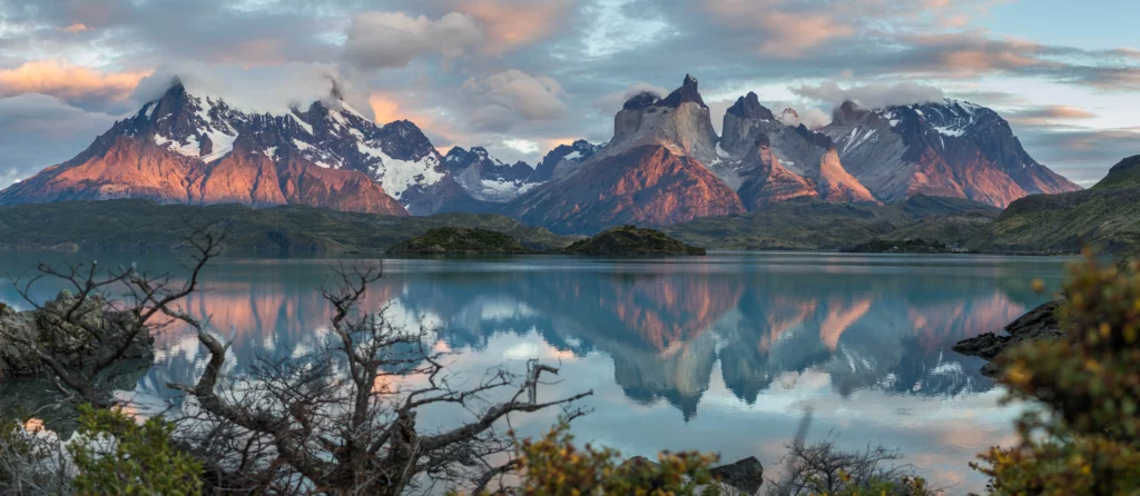 Paysage Torres del Paine Patagonie coucher soleil reflets lacs montagnes enneigées, photo paysage épique.