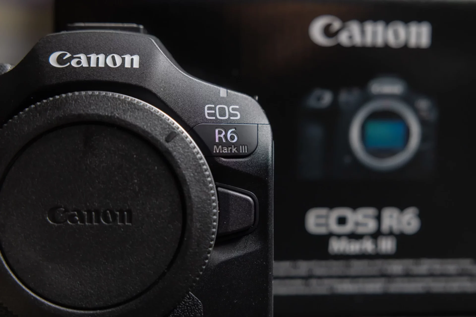 Gros plan sur le boîtier et la boîte du Canon EOS R6 Mark III.