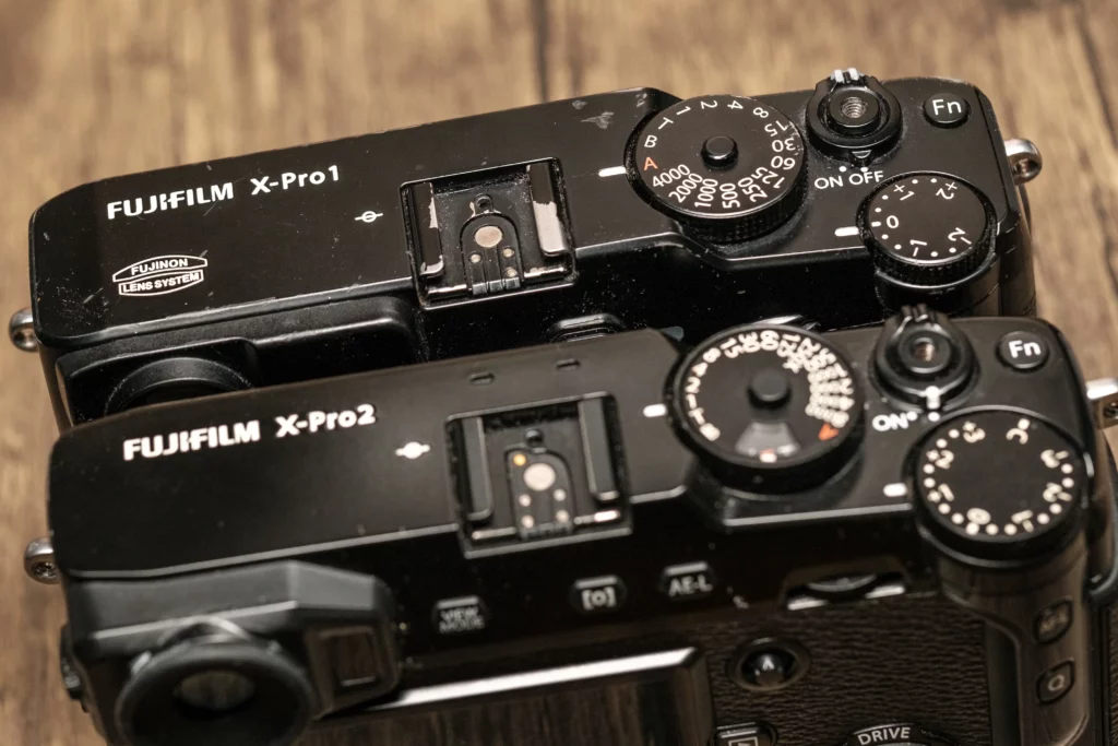 Fujifilm X-Pro1 et X-Pro2 vus de dessus molettes mécaniques, hybrides télémétriques Fujifilm experts.