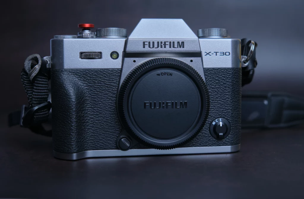 Fujifilm X-T30 argenté boîtier nu posé sur table sombre, hybride Fujifilm léger polyvalent